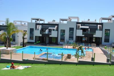 Apartamento en planta baja en Oasis Beach Punta Prima 8 Nº 039 on España Casas